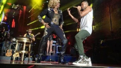 La Vieja Fefa con Romeo Santos en el Yankee Stadium