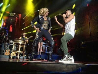 La Vieja Fefa con Romeo Santos en el Yankee Stadium
